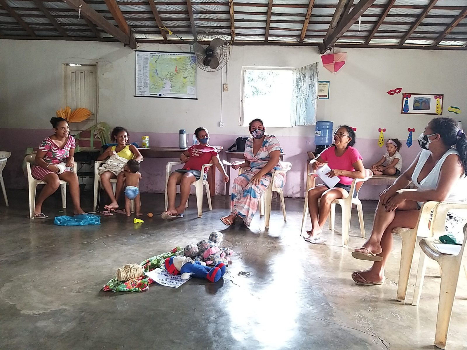 O grupo de artesãs reunidas no Clube de Mães em Piquiá de Baixo