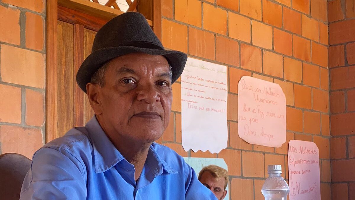 Pastor Leonardo Valtamiro durante reunião, em Piquiá da Conquista