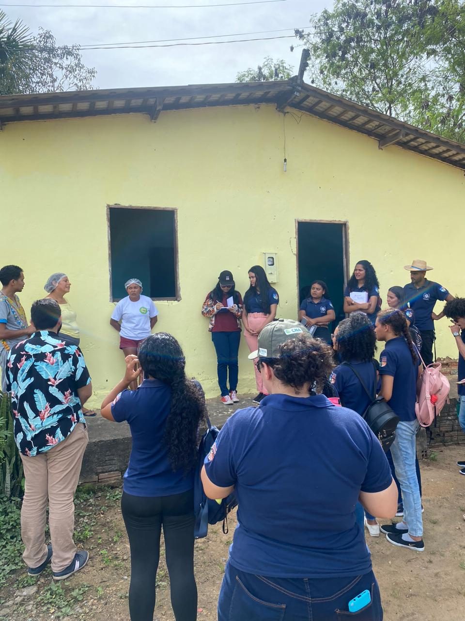 Simone e colegas em frente à Casa Amarela, sede do projeto “Horta para Cozinha”, em Piquiá de Baixo, recebendo estudantes universitários