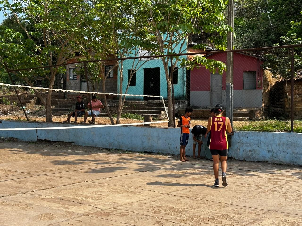 Sebastiana Costa, educadora popular, com jovens na quadra esportiva da comunidade. Foto: José Carlos Almeida.