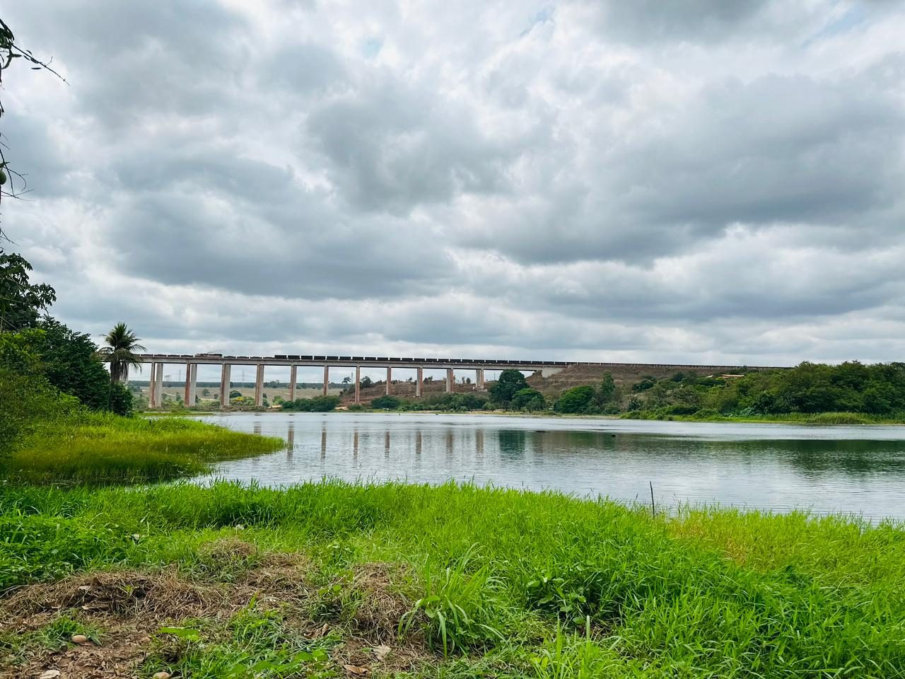 Vista do Rio Piquiá, com a ponte da Estrada de Ferro Carajás ao fundo. Foto: José Carlos Almeida.