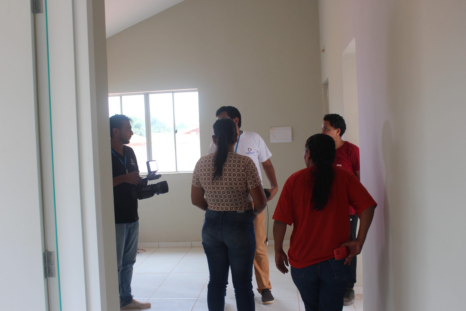 Ana Maria recebe a equipe de comunicação em uma das casas do reassentamento em Piquiá da Conquista