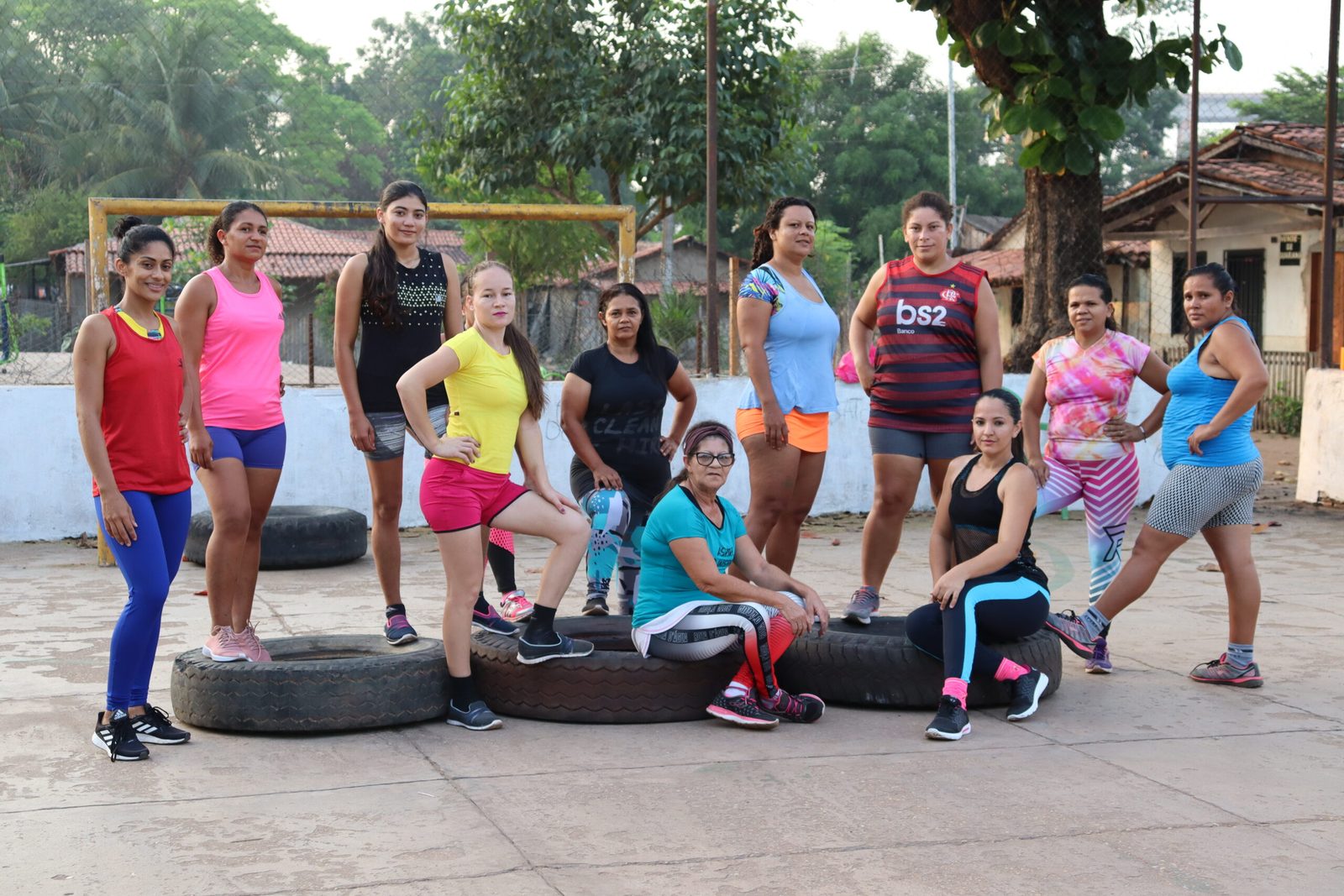 Grupo Mulheres Saudáveis durante treino na quadra em Piquiá de Baixo