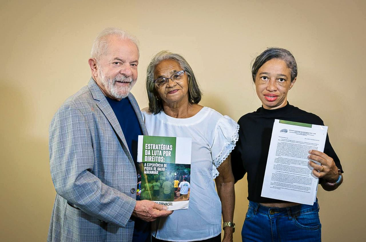 O presidente Lula, Francisca “Tida” e Maria do Socorro, representando a Associação Comunitária dos Moradores de Pequiá (ACMP), durante a entrega da segunda carta ao presidente, pedindo a conclusão do reassentamento