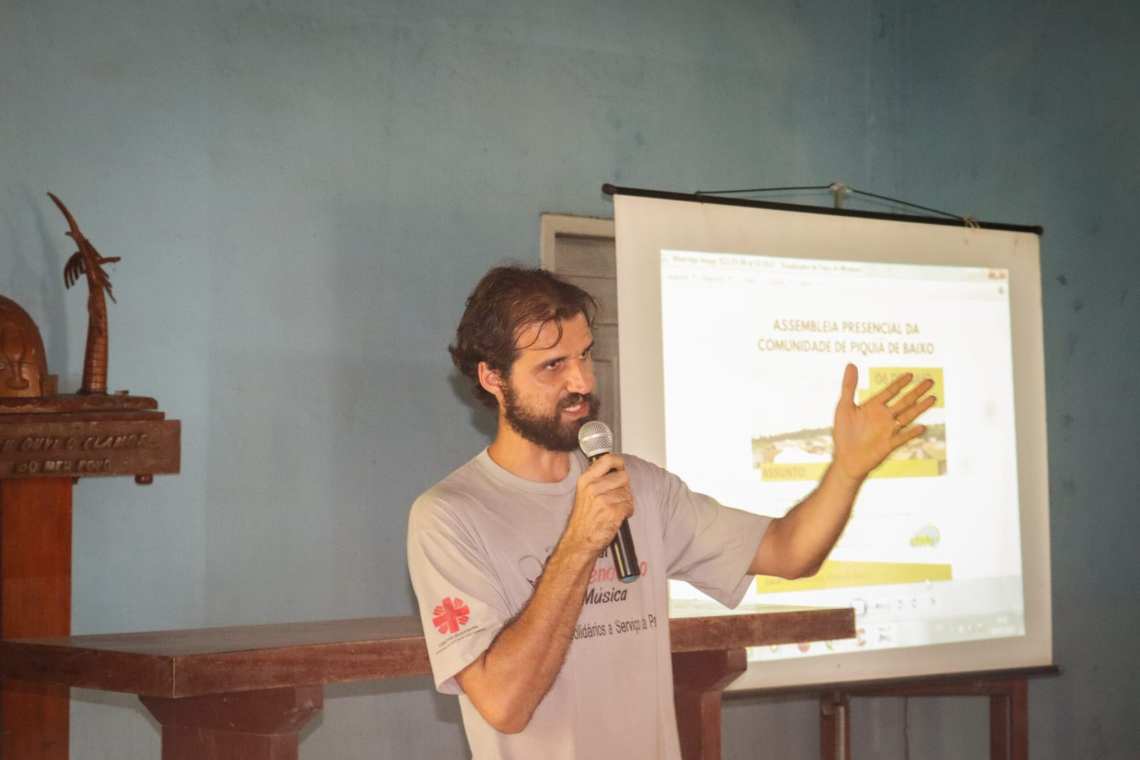 Flávio durante assembleia de moradores em Piquiá de Baixo (2023)