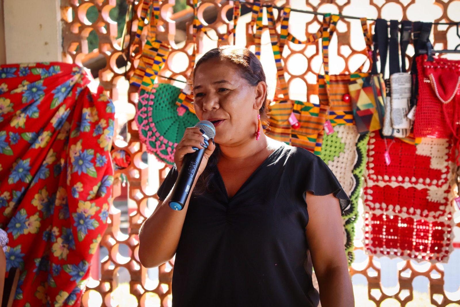 Ana Maria durante palestra na Uemasul e feira de artesanato, em Açailândia