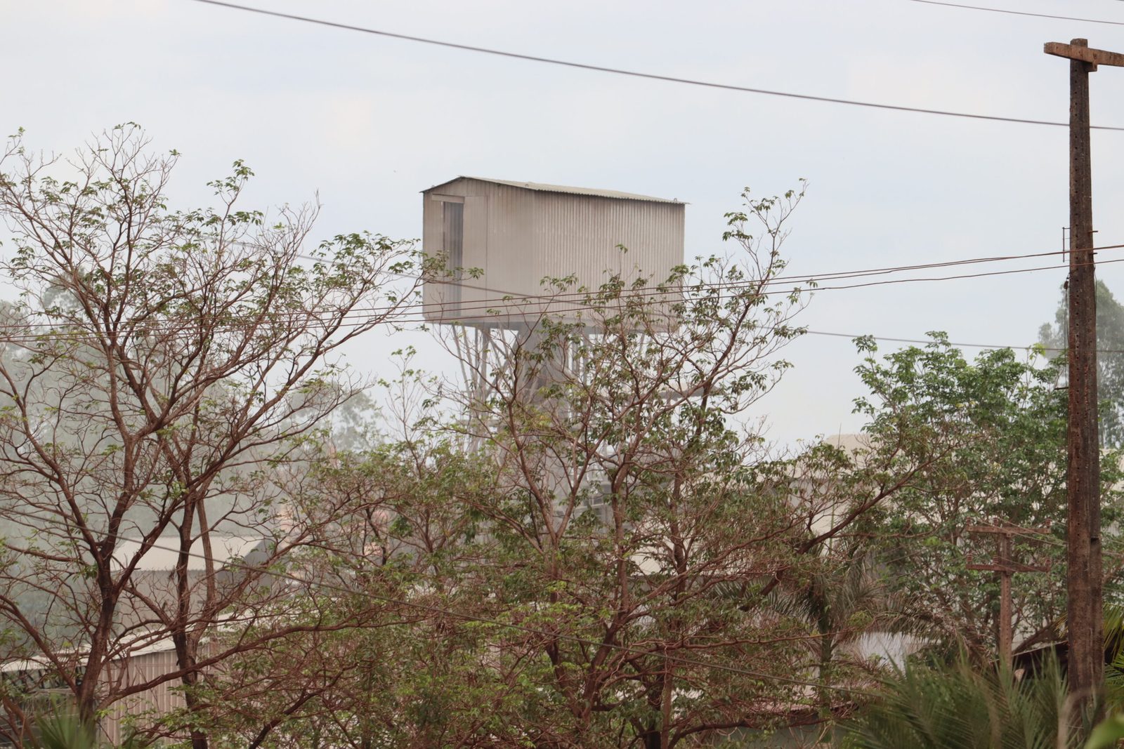 Vista da empresa vizinha à casa de Ana Maria, com poluição visível ao fundo, em Piquiá de Baixo