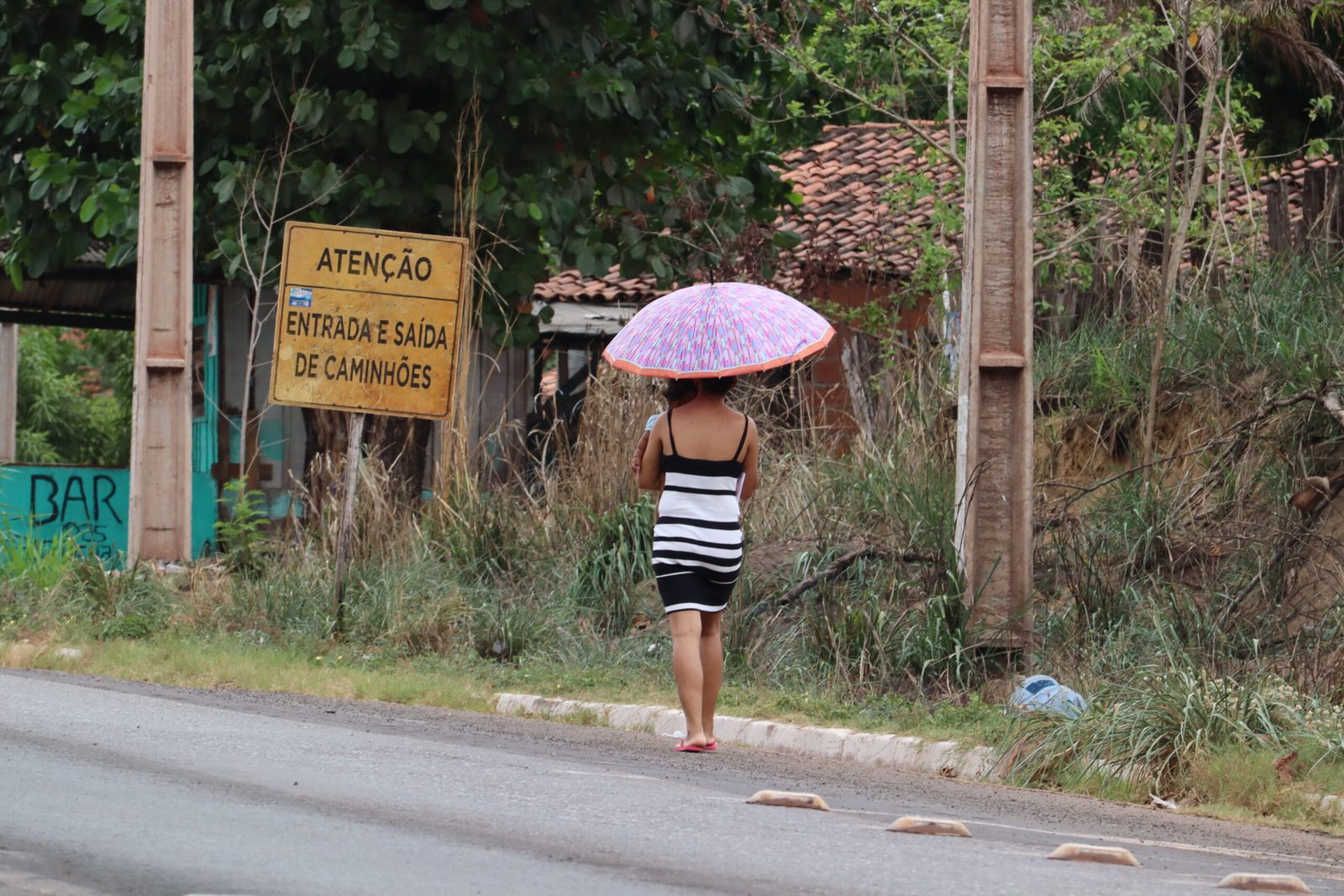Moradora com bebê no colo às margens da BR-222, em Piquiá de Baixo. Foto: José Carlos Almeida.