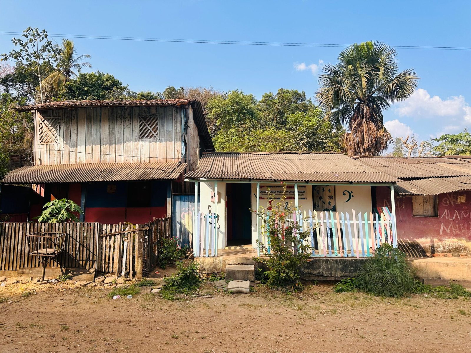 Casa Colorida (Canto do Saber José Mauro, à direita na foto), em Piquiá de Baixo