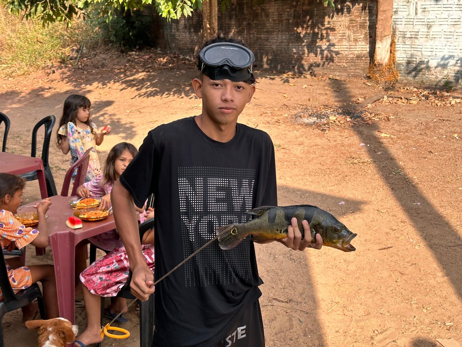 Jovem morador de Piquiá mostra um peixe que acabou de pescar no Rio Piquiá, 2023. Foto: José Carlos Almeida.