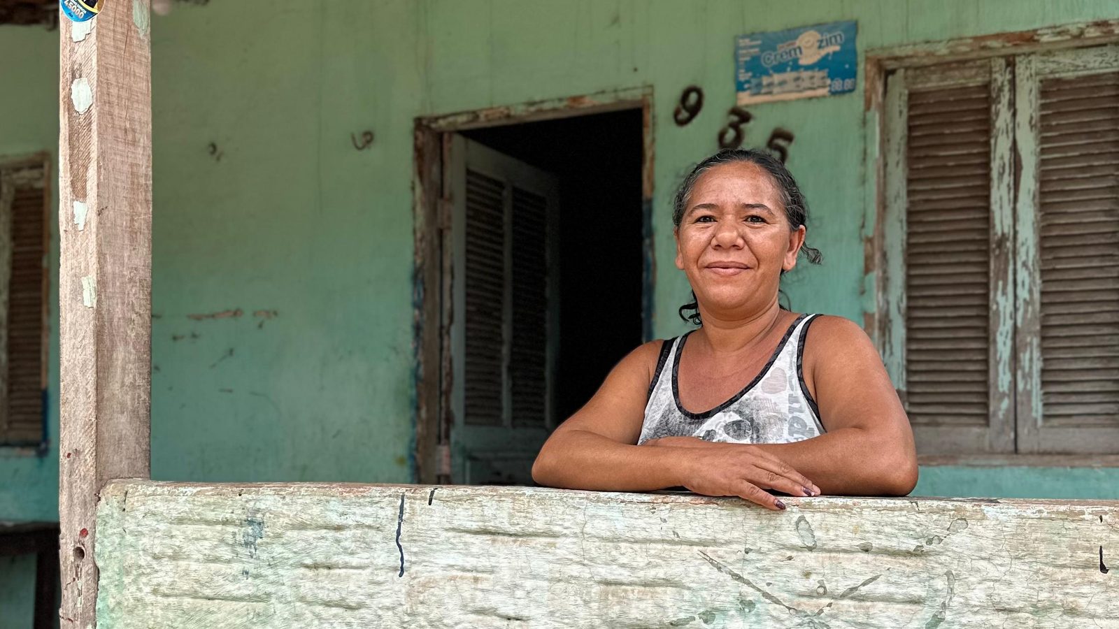 Ana Maria Sousa na porta de sua casa em Piquiá de Baixo
