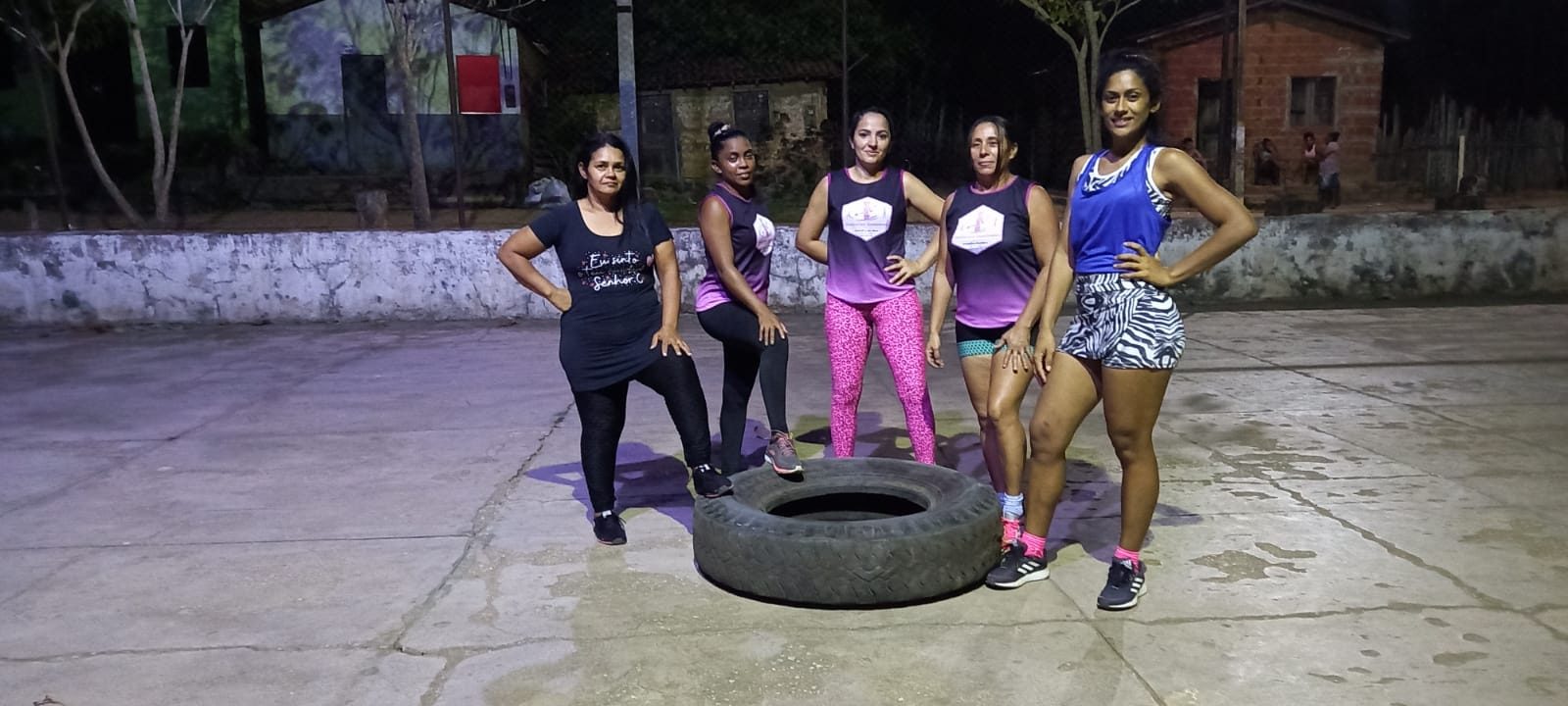 Grupo Mulheres Saudáveis durante treino na quadra em Piquiá de Baixo