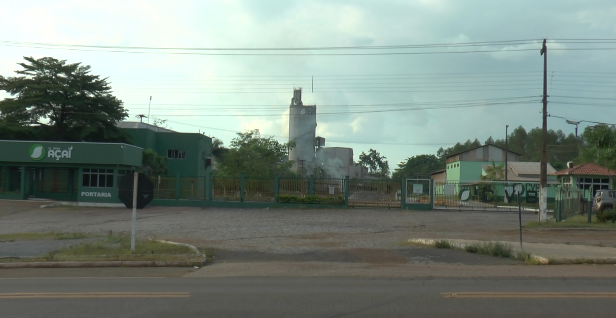Empresas Cimento Açai e Aço Verde do Brasil ao fundo, localizadas ao lado da casa de Ana Maria, em Piquiá de Baixo