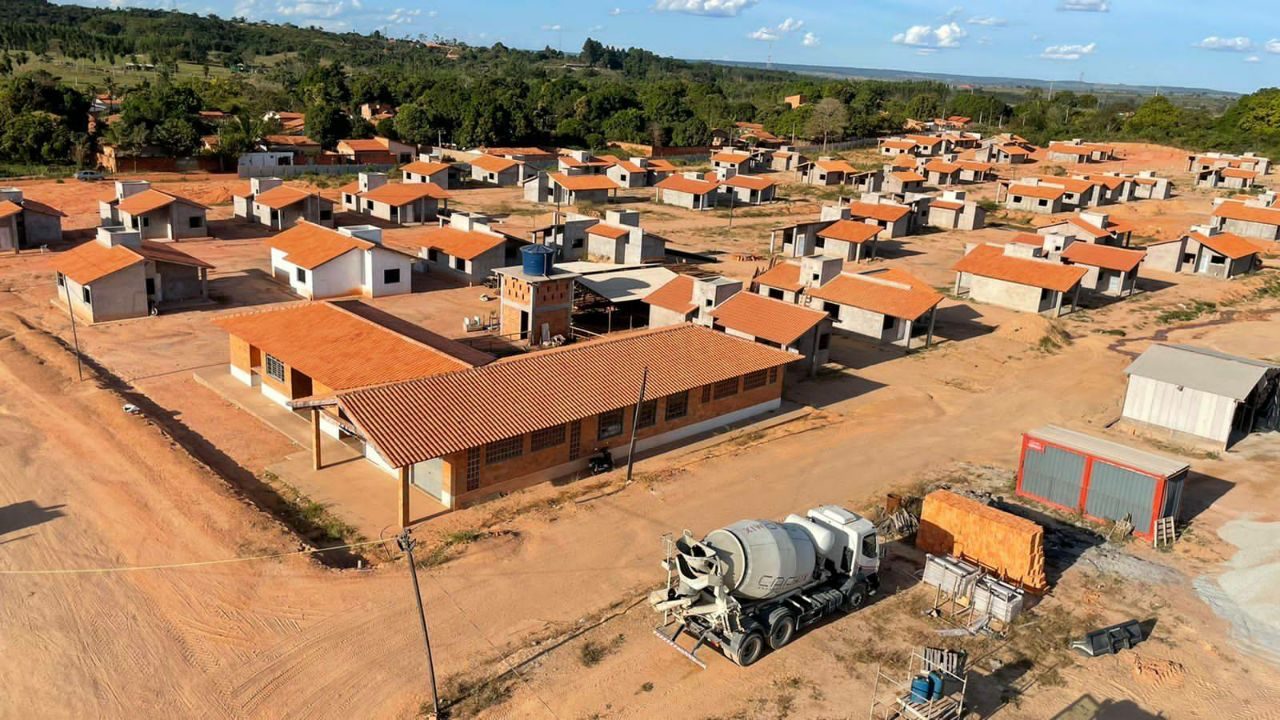Centro Comunitário e casas ao redor em Piquiá da Conquista, registrada em 2022
