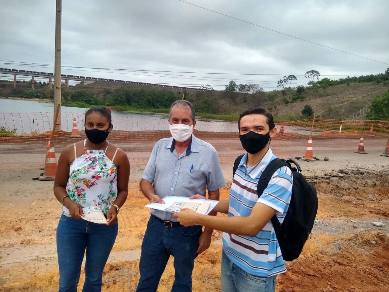 João Paulo Alves entregando o relatório “Ar que Respiro” ao secretário municipal de Meio Ambiente de Açailândia, às margens do Rio Piquiá, próximo à BR-222