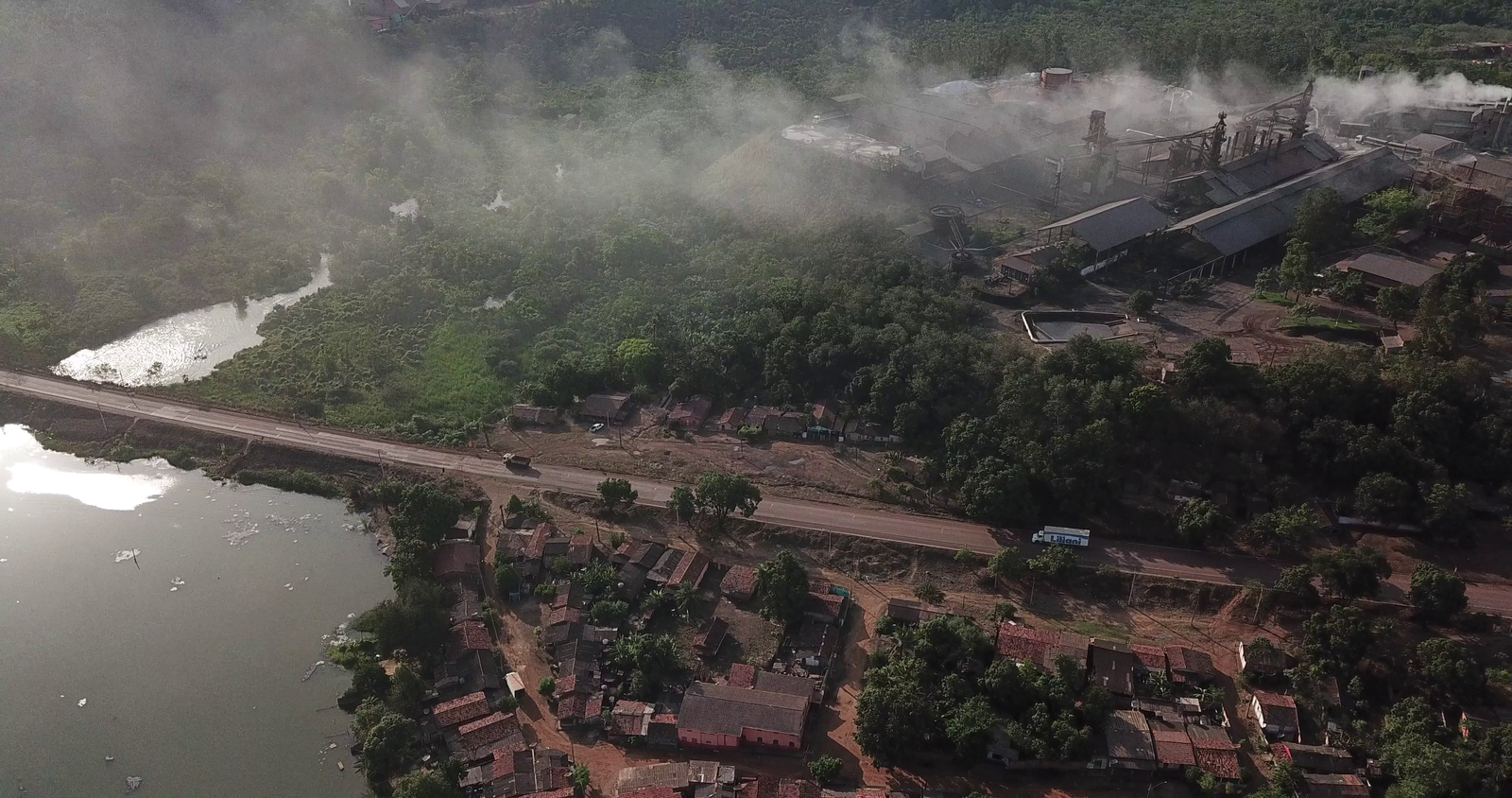 Vista aérea de Piquiá de Baixo, com nuvem de poluição saindo das empresas ao fundo